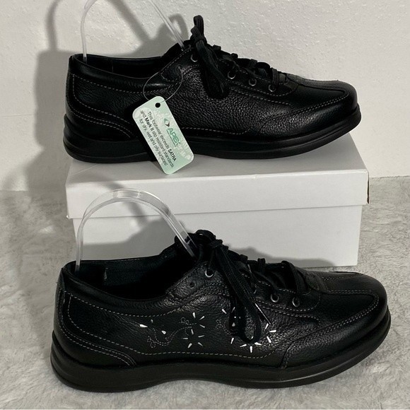 NEW Apex Robyn Petal Sneakers Women’s Size 9.5 Black Leather Cut Out Flowers - Picture 3 of 16